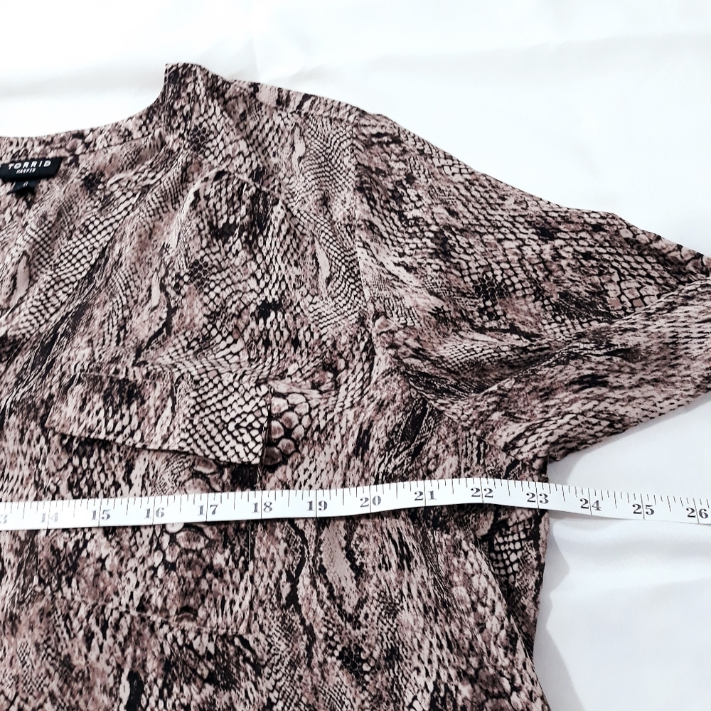 Torrid Snake Print Blouse With Front Pockets Sleeves V_Neck Size 0 (12) - Picture 11 of 13